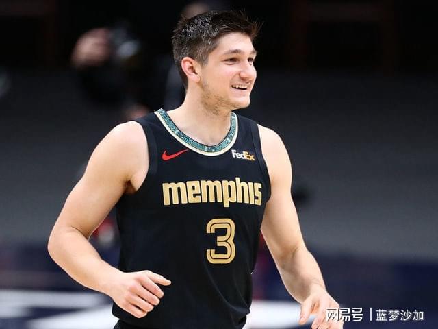 里程碑夜！孟菲斯灰熊调整名单，欧联赛后刷纪录，引发热议，更衣室氛围转暖