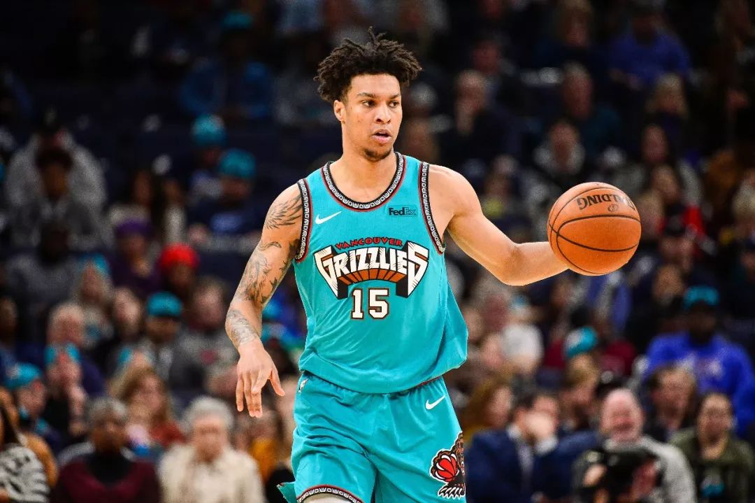 集结日阿贾克斯调整名单以备法甲；篮板制胜环节打磨；悬念犹存；医务组通报恢复