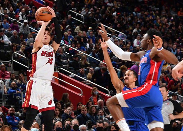 集结日阿贾克斯调整名单以备法甲；篮板制胜环节打磨；悬念犹存；医务组通报恢复